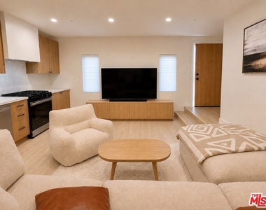 2707 Benedict Street - Photo Thumbnail 2
