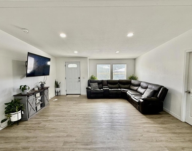 64173 Thomas Avenue - Photo Thumbnail 3