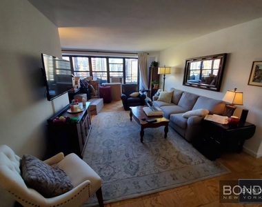 East 82nd Street - Photo Thumbnail 2