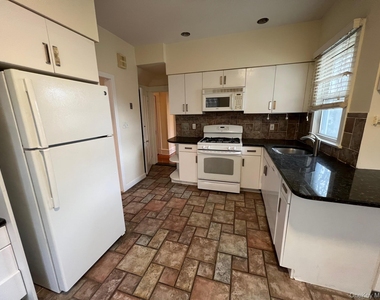 8 Bogart Avenue - Photo Thumbnail 10