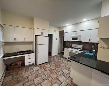 8 Bogart Avenue - Photo Thumbnail 12