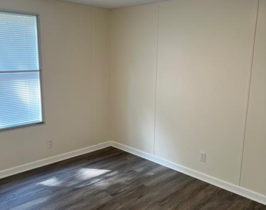 111 Dugan Court - Photo Thumbnail 4