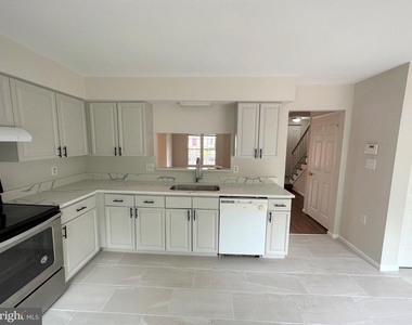 7822 Brookview Court - Photo Thumbnail 7