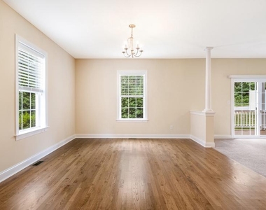 831 N Jackson Street - Photo Thumbnail 6