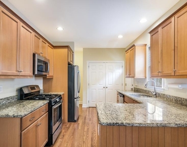 831 N Jackson Street - Photo Thumbnail 4