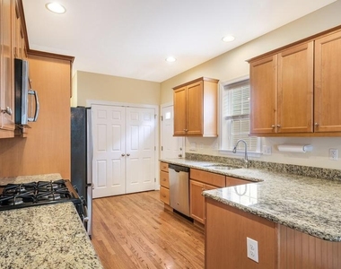 831 N Jackson Street - Photo Thumbnail 5