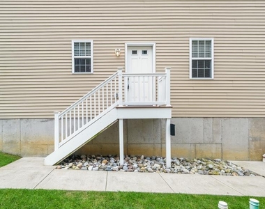 831 N Jackson Street - Photo Thumbnail 2