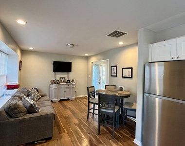 4201 Grenwich Lane - Photo Thumbnail 9