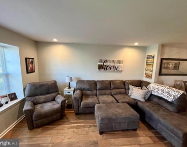 4201 Grenwich Lane - Photo Thumbnail 4