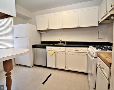 6008 Westchester Park Drive - Photo Thumbnail 10