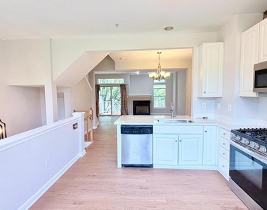 603 Eisenhower Drive - Photo Thumbnail 6