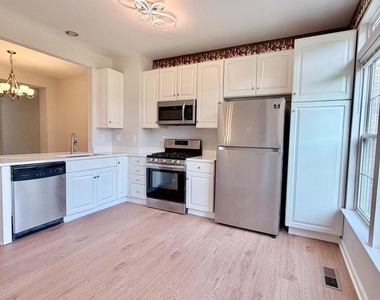 603 Eisenhower Drive - Photo Thumbnail 4