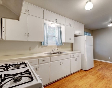 507 Bellevue Pl - Photo Thumbnail 5