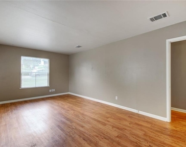 507 Bellevue Pl - Photo Thumbnail 3