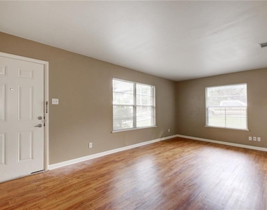 507 Bellevue Pl - Photo Thumbnail 2