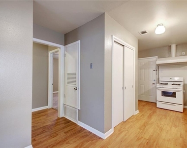 507 Bellevue Pl - Photo Thumbnail 9
