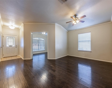 207 Baldwin St - Photo Thumbnail 3