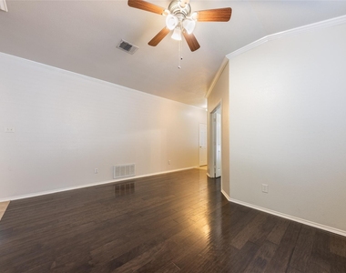 207 Baldwin St - Photo Thumbnail 5