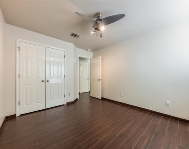 207 Baldwin St - Photo Thumbnail 7