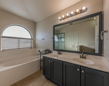 207 Baldwin St - Photo Thumbnail 14