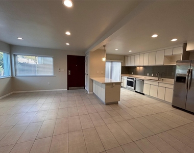 8922 Trone Cir - Photo Thumbnail 2