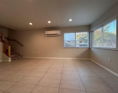 8922 Trone Cir - Photo Thumbnail 9