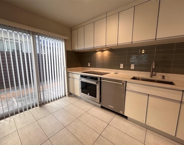 8922 Trone Cir - Photo Thumbnail 4