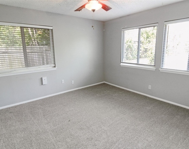 11705 Cherokee St - Photo Thumbnail 7