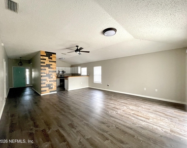 519 Chancellor Drive E - Photo Thumbnail 3