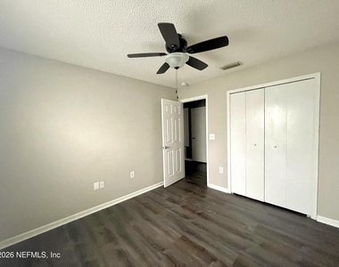 519 Chancellor Drive E - Photo Thumbnail 4