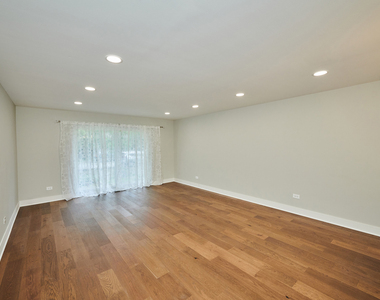 7074 N Ridge Boulevard - Photo Thumbnail 13