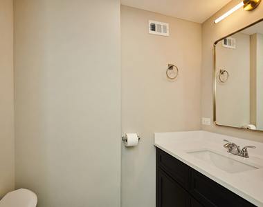 7074 N Ridge Boulevard - Photo Thumbnail 11