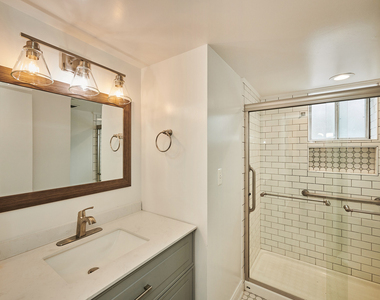 7074 N Ridge Boulevard - Photo Thumbnail 19
