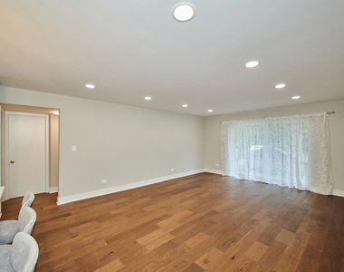 7074 N Ridge Boulevard - Photo Thumbnail 12
