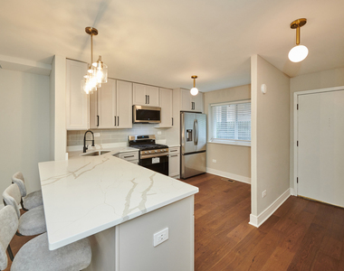 7074 N Ridge Boulevard - Photo Thumbnail 1