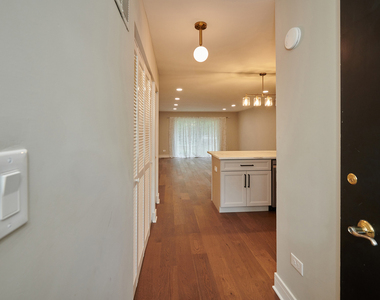 7074 N Ridge Boulevard - Photo Thumbnail 14