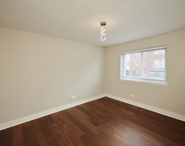 7074 N Ridge Boulevard - Photo Thumbnail 16