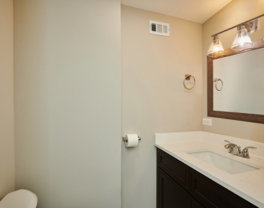 7074 N Ridge Boulevard - Photo Thumbnail 10