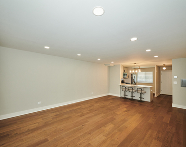 7074 N Ridge Boulevard - Photo Thumbnail 5