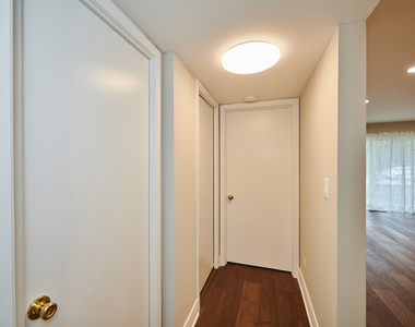 7074 N Ridge Boulevard - Photo Thumbnail 8