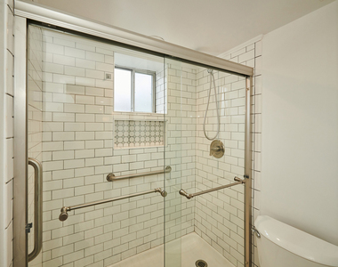 7074 N Ridge Boulevard - Photo Thumbnail 18