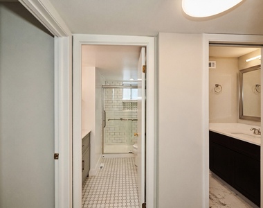 7074 N Ridge Boulevard - Photo Thumbnail 17
