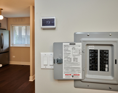 7074 N Ridge Boulevard - Photo Thumbnail 9