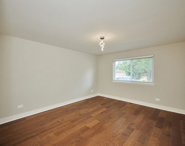 7074 N Ridge Boulevard - Photo Thumbnail 7