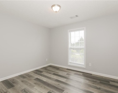 1303 Princess Drive - Photo Thumbnail 8