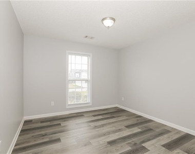 1303 Princess Drive - Photo Thumbnail 7