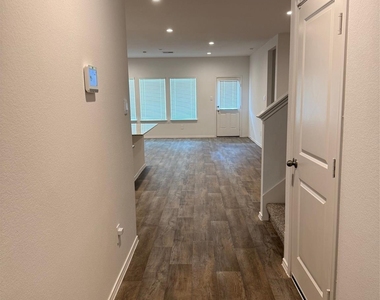 31310 Derbyhaven Drive - Photo Thumbnail 2