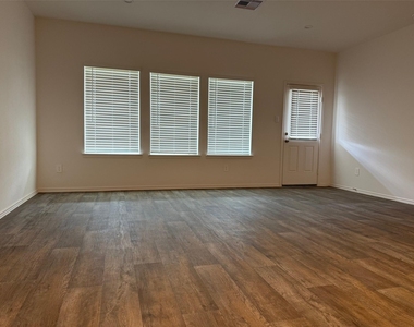 31310 Derbyhaven Drive - Photo Thumbnail 3