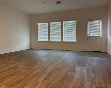 31310 Derbyhaven Drive - Photo Thumbnail 4