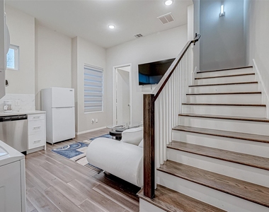 5722 Cullen Boulevard - Photo Thumbnail 3